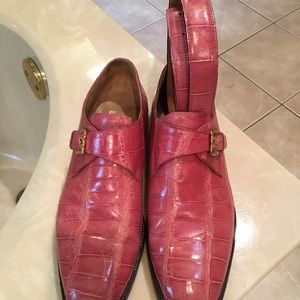 Pink Mauri gators with matching belt.